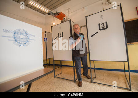 Turin, Italien. 19. Juni 2016. Menschen gehen, um das Wahllokal für die Abstimmung am Juni 19,2016 in Turin, Italien-Credit: schwarz Post Press/Alamy Live News Stockfoto