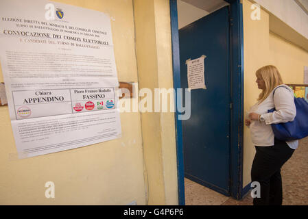 Turin, Italien. 19. Juni 2016. Menschen gehen, um das Wahllokal für die Abstimmung am Juni 19,2016 in Turin, Italien-Credit: schwarz Post Press/Alamy Live News Stockfoto