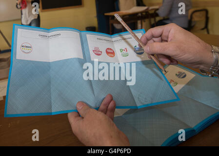 Turin, Italien. 19. Juni 2016. Menschen gehen, um das Wahllokal für die Abstimmung am Juni 19,2016 in Turin, Italien-Credit: schwarz Post Press/Alamy Live News Stockfoto