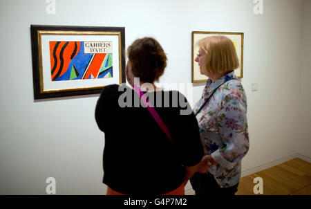 Berlin, Deutschland. 19. Juni 2016. Ein Besucher steht vor Werke des Künstlers Henri Matisse im Museum Berggruen in Berlin, Deutschland, 19. Juni 2016. Nach dreijähriger Renovierung wurde der Erweiterungsbau des Museums wiedereröffnet. Foto: Jörg CARSTENSEN/Dpa/Alamy Live News Stockfoto