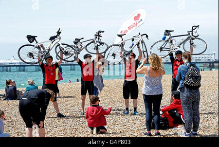 Brighton, UK. 19. Juni 2016. Radfahrer fahren für den Strand nach Abschluss die jährliche britische Herz Stiftung von London nach Brighton Radtour bei schönem Wetter heute Credit: Simon Dack/Alamy Live News Stockfoto