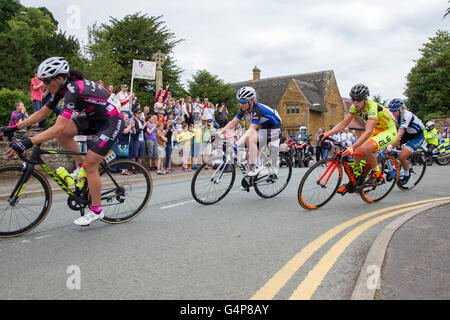 Northamptonshire, Großbritannien Sonntag, 19. Juni 2016. Aviva Frauen Tour, Stufe 5. Northampton, Kettering einen Abstand von 113,2 km oder Meilen 70,4, beginnend bei Towcester rd, Northampton und endend in den Markt Platz, Kettering. Fahrer vor dem Rennen, UCI Women WorldTour durch Osten Haddon 29.2 Meilen. Bildnachweis: Keith J Smith. / Alamy Live News Stockfoto