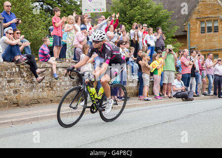 Northamptonshire, Großbritannien Sonntag, 19. Juni 2016. Aviva Frauen Tour, Stufe 5. Northampton, Kettering einen Abstand von 113,2 km oder Meilen 70,4, beginnend bei Towcester rd, Northampton und endend in den Markt Platz, Kettering. Fahrer vor dem Rennen, UCI Women WorldTour durch Osten Haddon 29.2 Meilen. Bildnachweis: Keith J Smith. / Alamy Live News Stockfoto