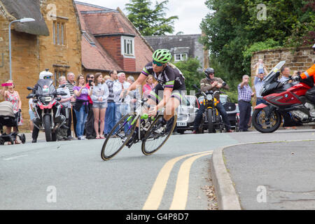 Northamptonshire, Großbritannien Sonntag, 19. Juni 2016. Aviva Frauen Tour, Stufe 5. Northampton, Kettering einen Abstand von 113,2 km oder Meilen 70,4, beginnend bei Towcester rd, Northampton und endend in den Markt Platz, Kettering. Fahrer vor dem Rennen, UCI Women WorldTour durch Osten Haddon 29.2 Meilen. Bildnachweis: Keith J Smith. / Alamy Live News Stockfoto