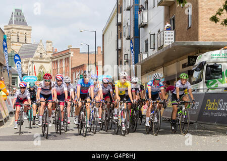 Northampton, Großbritannien Sonntag, 19. Juni 2016. Aviva Frauen Tour, Stufe 5. Starten. Towcester rd, Northampton und finishing in den Markt Platz, Kettering. mit rund 90 Fahrer teilnahmen. Dies ist ein wichtiges internationales Rennen und Teil der UCI Women WorldTour. Bildnachweis: Keith J Smith. / Alamy Live News Stockfoto