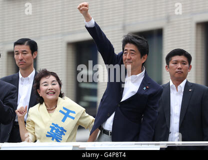 Chiba, Japan. 19. Juni 2016. Der japanische Premierminister und regierenden Liberaldemokratischen Partei (LDP) Präsident Shinzo Abe (R) und seiner Partei Kandidat Kuniko Inoguchi erhöhen ihre Fäuste in die Luft während einer Wahlkampagne in Chiba, vorstädtischen Tokio auf Sonntag, 19. Juni 2016. Japans Oberhaus Wahlkampf offiziell vom 22. Juni startet und Abstimmung am 10. Juli stattfinden wird. Kredite: Yoshio Tsunoda/AFLO/Alamy Live-Nachrichten Stockfoto