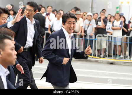 Chiba, Japan. 19. Juni 2016. Der japanische Premierminister und regierenden Liberaldemokratischen Partei (LDP) Präsident Shinzo Abe läuft an seine Partei Anhänger, schütteln Hände Afte lieferte er eine Kampagne Speec für seine Partei Kandidaten im Wahlkampf in Chiba, vorstädtischen Tokio auf Sonntag, 19. Juni 2016. Japans Oberhaus Wahlkampf offiziell vom 22. Juni startet und Abstimmung am 10. Juli stattfinden wird. Kredite: Yoshio Tsunoda/AFLO/Alamy Live-Nachrichten Stockfoto