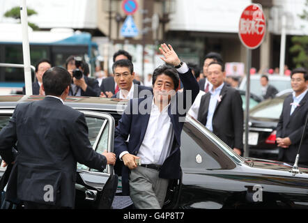 Chiba, Japan. 19. Juni 2016. Der japanische Premierminister und regierenden Liberaldemokratischen Partei (LDP) Präsident Shinzo Abe kommt in Chiba als er liefert eine Kampagne Speec für Kandidat seiner Partei im Wahlkampf in der Nähe von Tokio auf Sonntag, 19. Juni 2016. Japans Oberhaus Wahlkampf offiziell vom 22. Juni startet und Abstimmung am 10. Juli stattfinden wird. Kredite: Yoshio Tsunoda/AFLO/Alamy Live-Nachrichten Stockfoto