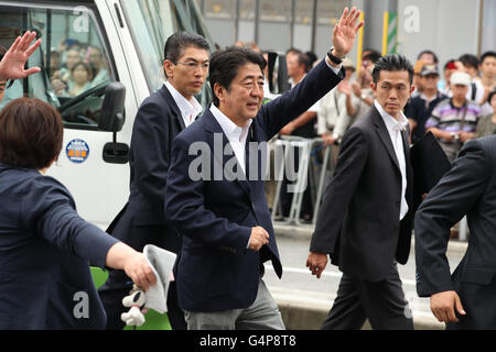 Chiba, Japan. 19. Juni 2016. Der japanische Premierminister und regierenden Liberaldemokratischen Partei (LDP) Präsident Shinzo Abe auf seine Partei Anhänger Afte reagiert lieferte er eine Kampagne Speec für seine Partei Kandidaten im Wahlkampf in Chiba, vorstädtischen Tokio auf Sonntag, 19. Juni 2016. Japans Oberhaus Wahlkampf offiziell vom 22. Juni startet und Abstimmung am 10. Juli stattfinden wird. Kredite: Yoshio Tsunoda/AFLO/Alamy Live-Nachrichten Stockfoto