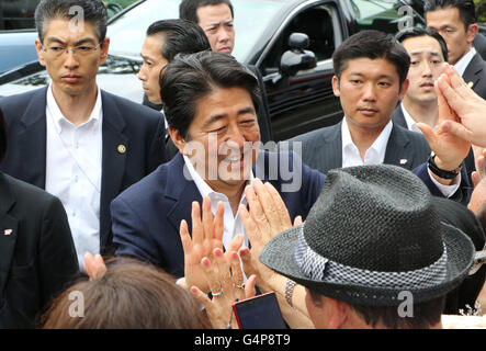 Chiba, Japan. 19. Juni 2016. Der japanische Premierminister und regierenden Liberaldemokratischen Partei (LDP) Präsident Shinzo Abe erstreckt sich seine Hände zu schütteln die Hände mit seinen Anhängern Afte er eine Kampagne Speec für Kandidat seiner Partei im Wahlkampf in Chiba, vorstädtischen Tokio auf Sonntag, 19. Juni 2016 geliefert. Japans Oberhaus Wahlkampf offiziell vom 22. Juni startet und Abstimmung am 10. Juli stattfinden wird. Kredite: Yoshio Tsunoda/AFLO/Alamy Live-Nachrichten Stockfoto