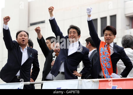 Chiba, Japan. 19. Juni 2016. Der japanische Premierminister und regierenden Liberaldemokratischen Partei (LDP) Präsident Shinzo Abe (C) und seiner Partei Kandidat Taichiro Motoe (R) erhöhen ihre Fäuste in die Luft während einer Wahlkampagne in Chiba, vorstädtischen Tokio auf Sonntag, 19. Juni 2016. Japans Oberhaus Wahlkampf offiziell vom 22. Juni startet und Abstimmung am 10. Juli stattfinden wird. Kredite: Yoshio Tsunoda/AFLO/Alamy Live-Nachrichten Stockfoto