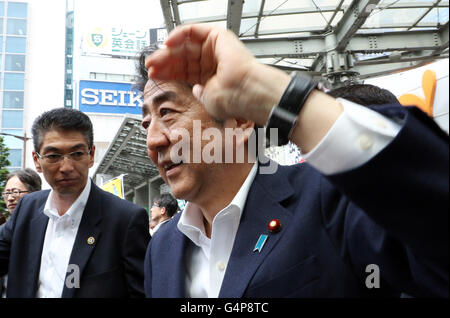 Chiba, Japan. 19. Juni 2016. Der japanische Premierminister und regierenden Liberaldemokratischen Partei (LDP) Präsident Shinzo Abe erstreckt sich seine Hände zu schütteln die Hände mit seinen Anhängern Afte er eine Kampagne Speec für Kandidat seiner Partei im Wahlkampf in Chiba, vorstädtischen Tokio auf Sonntag, 19. Juni 2016 geliefert. Japans Oberhaus Wahlkampf offiziell vom 22. Juni startet und Abstimmung am 10. Juli stattfinden wird. Kredite: Yoshio Tsunoda/AFLO/Alamy Live-Nachrichten Stockfoto