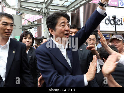Chiba, Japan. 19. Juni 2016. Der japanische Premierminister und regierenden Liberaldemokratischen Partei (LDP) Präsident Shinzo Abe erstreckt sich seine Hände zu schütteln die Hände mit seinen Anhängern Afte er eine Kampagne Speec für Kandidat seiner Partei im Wahlkampf in Chiba, vorstädtischen Tokio auf Sonntag, 19. Juni 2016 geliefert. Japans Oberhaus Wahlkampf offiziell vom 22. Juni startet und Abstimmung am 10. Juli stattfinden wird. Kredite: Yoshio Tsunoda/AFLO/Alamy Live-Nachrichten Stockfoto