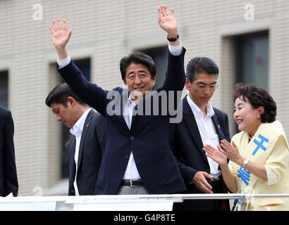 Chiba, Japan. 19. Juni 2016. Der japanische Premierminister und regierenden Liberaldemokratischen Partei (LDP) Präsident Shinzo Abe (C) reagiert auf Publikum als er liefert eine Wahlkampfrede für seine Partei Kandidaten Kuniko Inoguchi (R) im Wahlkampf in Chiba, vorstädtischen Tokio auf Sonntag, 19. Juni 2016. Japans Oberhaus Wahlkampf offiziell vom 22. Juni startet und Abstimmung am 10. Juli stattfinden wird. Kredite: Yoshio Tsunoda/AFLO/Alamy Live-Nachrichten Stockfoto