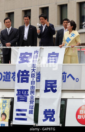 Chiba, Japan. 19. Juni 2016. Der japanische Premierminister und regierenden Liberaldemokratischen Partei (LDP) Präsident Shinzo Abe (C) liefert eine Wahlkampfrede für seine Partei Kandidaten Kuniko Inoguchi (R) im Wahlkampf in Chiba, vorstädtischen Tokio auf Sonntag, 19. Juni 2016. Japans Oberhaus Wahlkampf offiziell vom 22. Juni startet und Abstimmung am 10. Juli stattfinden wird. Kredite: Yoshio Tsunoda/AFLO/Alamy Live-Nachrichten Stockfoto