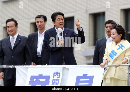 Chiba, Japan. 19. Juni 2016. Der japanische Premierminister und regierenden Liberaldemokratischen Partei (LDP) Präsident Shinzo Abe (C) liefert eine Wahlkampfrede für seine Partei Kandidaten Kuniko Inoguchi (R) im Wahlkampf in Chiba, vorstädtischen Tokio auf Sonntag, 19. Juni 2016. Japans Oberhaus Wahlkampf offiziell vom 22. Juni startet und Abstimmung am 10. Juli stattfinden wird. Kredite: Yoshio Tsunoda/AFLO/Alamy Live-Nachrichten Stockfoto