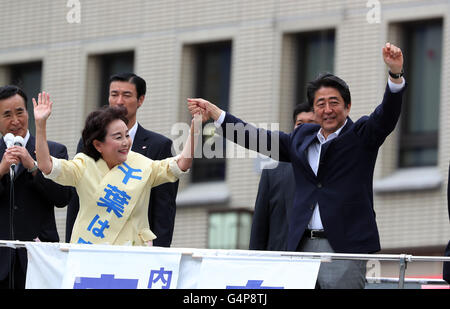 Chiba, Japan. 19. Juni 2016. Der japanische Premierminister und regierenden Liberaldemokratischen Partei (LDP) Präsident Shinzo Abe (R) hebt die Hände mit seiner Partei Kandidaten Kuniko Inoguchi (R) im Wahlkampf in Chiba, vorstädtischen Tokio auf Sonntag, 19. Juni 2016. Japans Oberhaus Wahlkampf offiziell vom 22. Juni startet und Abstimmung am 10. Juli stattfinden wird. Kredite: Yoshio Tsunoda/AFLO/Alamy Live-Nachrichten Stockfoto