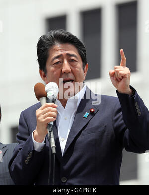 Chiba, Japan. 19. Juni 2016. Der japanische Premierminister und regierenden Liberaldemokratischen Partei (LDP) Präsident Shinzo Abe Sammelsatz eine Wahlkampfrede für seine Partei Kandidaten Kuniko Inoguchi im Wahlkampf in Chiba, vorstädtischen Tokio auf Sonntag, 19. Juni 2016. Japans Oberhaus Wahlkampf offiziell vom 22. Juni startet und Abstimmung am 10. Juli stattfinden wird. Kredite: Yoshio Tsunoda/AFLO/Alamy Live-Nachrichten Stockfoto