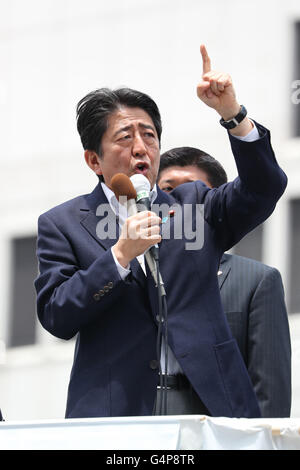 Chiba, Japan. 19. Juni 2016. Der japanische Premierminister und regierenden Liberaldemokratischen Partei (LDP) Präsident Shinzo Abe Sammelsatz eine Wahlkampfrede für seine Partei Kandidaten Kuniko Inoguchi im Wahlkampf in Chiba, vorstädtischen Tokio auf Sonntag, 19. Juni 2016. Japans Oberhaus Wahlkampf offiziell vom 22. Juni startet und Abstimmung am 10. Juli stattfinden wird. Kredite: Yoshio Tsunoda/AFLO/Alamy Live-Nachrichten Stockfoto