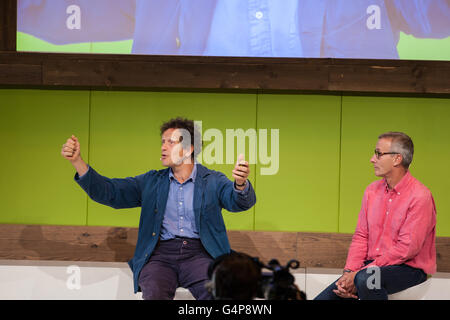 Birmingham, Vereinigtes Königreich. 19. Juni 2016.   Monty Don auf der Gärtner World Live Bühne im Gespräch mit den Massen Credit: Steven Reh/Alamy Live News Stockfoto