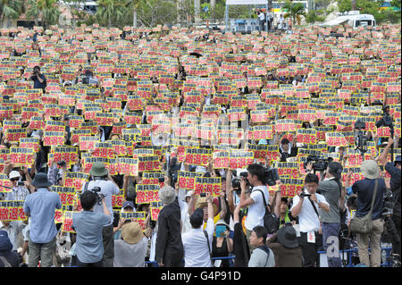 Okinawa, Japan. 19. Juni 2016. Massiven Protest auf Okinawa gegen US-Militärbasen auf 19. Juni 2016. Der Protest kam, nachdem eine 20 Jahre alte Frau von einem US-base Arbeiter getötet wurde. Rund 65.000 Tausende Menschen besuchten nach Angaben der Organisatoren. Bildnachweis: Aflo Co. Ltd./Alamy Live-Nachrichten Stockfoto