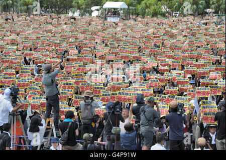 Okinawa, Japan. 19. Juni 2016. Massiven Protest auf Okinawa gegen US-Militärbasen auf 19. Juni 2016. Der Protest kam, nachdem eine 20 Jahre alte Frau von einem US-base Arbeiter getötet wurde. Rund 65.000 Tausende Menschen besuchten nach Angaben der Organisatoren. Bildnachweis: Aflo Co. Ltd./Alamy Live-Nachrichten Stockfoto