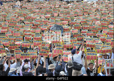 Okinawa, Japan. 19. Juni 2016. Massiven Protest auf Okinawa gegen US-Militärbasen auf 19. Juni 2016. Der Protest kam, nachdem eine 20 Jahre alte Frau von einem US-base Arbeiter getötet wurde. Rund 65.000 Tausende Menschen besuchten nach Angaben der Organisatoren. Bildnachweis: Aflo Co. Ltd./Alamy Live-Nachrichten Stockfoto