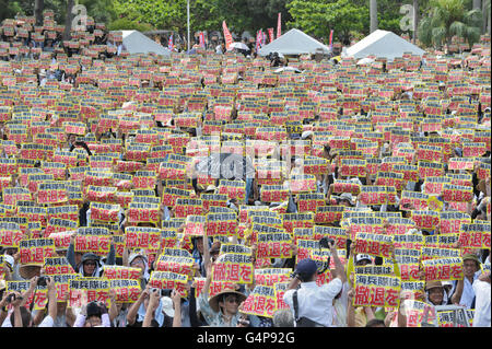 Okinawa, Japan. 19. Juni 2016. Massiven Protest auf Okinawa gegen US-Militärbasen auf 19. Juni 2016. Der Protest kam, nachdem eine 20 Jahre alte Frau von einem US-base Arbeiter getötet wurde. Rund 65.000 Tausende Menschen besuchten nach Angaben der Organisatoren. Bildnachweis: Aflo Co. Ltd./Alamy Live-Nachrichten Stockfoto