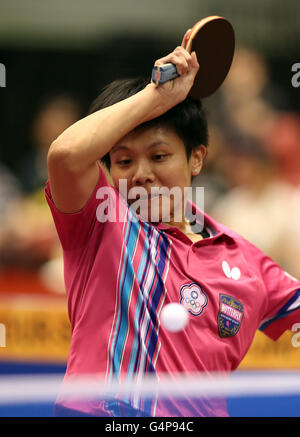 Samstag. 18. Juni 2016. 18. Juni 2016, Tokyo, Japan - kehrt Cheng I-Ching von Taiwan die Kugel Agianst Singapurs Feng Tianwei während der Frauen-Viertel-Finale der Japan Open Tischtennis-Turnier in Tokio am Samstag, 18. Juni 2016. Cheng besiegte Feng 4-2. © Yoshio Tsunoda/AFLO/Alamy Live-Nachrichten Stockfoto