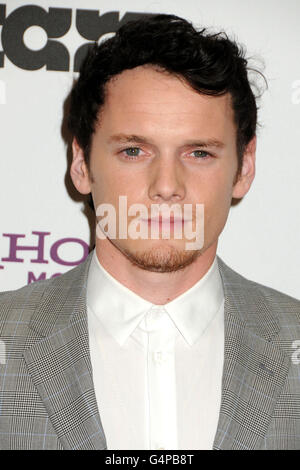 Beverly Hills, CA, USA. 24. Oktober 2011. 19. Juni 2016 - Los Angeles, Kalifornien - Star Trek Schauspieler Anton Yelchin an 27 in Freak Autounfall getötet. Yelchin war fällig, Freunde für eine Probe zu treffen. Nach nicht von ihm stundenlang zu hören, seine Freunde zu seinem Haus in Studio City bei 01:00 ging und fand Yelchin fixiert zwischen seinem Wagen und eine Mauer. Seine Einfahrt ist auf der schiefen Ebene und seinem Auto fand man noch laufen und im Leerlauf. Foto: 24. Oktober 2011 - Beverly Hills, Kalifornien - Anton Yelchin. 15. jährliche Hollywood Film Awards Gala statt im Beverly Hilton Hotel. Foto glaubhaft Stockfoto