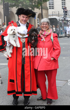 Manchester, UK. 19. Juni 2016. Herr Bürgermeister Stadtrat Carl Austin-Behan mit North West MEP Julie Ward in Manchester, UK, 19. Juni 2016 Credit: Barbara Koch/Alamy Live News Stockfoto