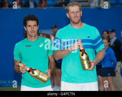 London, UK. 19. Juni 2016. Vizemeister Chris Guccione (R) von Australien und Andre Sa von Brasilien posieren für Fotos während der Siegerehrung für die Herren Doppel-Finale mit Nicolas Mahut und Pierre-Hugues Herbert von Frankreich am Tag sieben des ATP-500 Aegon Championships der Queen Club in London, England am 19. Juni 2016. © Jon Buckle/Xinhua/Alamy Live-Nachrichten Stockfoto