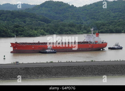 Cocoli, Panama. 15. Juni 2016. Ein Schiff geht den alten Panama-Kanal auf der pazifischen Seite in der Nähe von Panama City in Cocoli, Panama, 15. Juni 2016. Foto: Denis Duettmann/Dpa/Alamy Live News Stockfoto