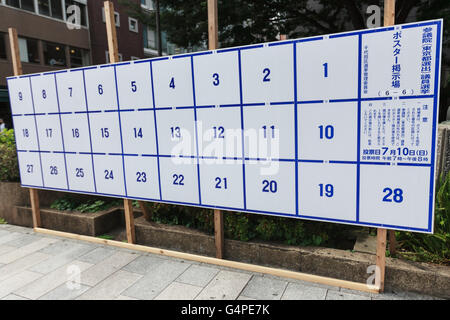 Ein Plakat Bord speziell für Wahl-anzeigen bereit, Kandidaten Plakate für Julys Oberhaus Wahlen auf dem Display in Tokios Straßen am 20. Juni 2016, Japan errichtet. Im Vorfeld des 10. Juli Umfrage Kandidaten gehen durch die Straßen, das Aufstellen von Plakaten, hielt Reden und halten Kundgebungen, um ihre Politik zu präsentieren. In diesem Jahr Zielen die politischen Parteien Jungwähler, im Alter von 18 und 19 jährigen, die zum ersten Mal abstimmen dürfen. © Rodrigo Reyes Marin/AFLO/Alamy Live-Nachrichten Stockfoto