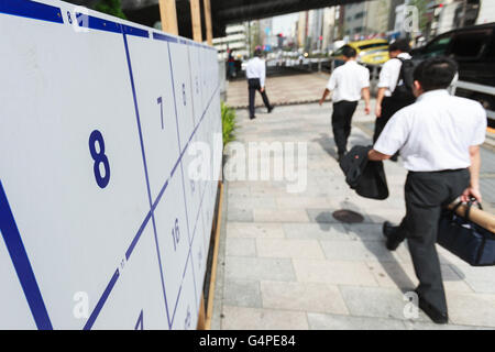 Fußgänger gehen vorbei an einem Plakat Bord speziell für Wahl-anzeigen bereit, Kandidaten Plakate für Julys Oberhaus Wahlen auf dem Display in Tokios Straßen am 20. Juni 2016, Japan errichtet. Im Vorfeld des 10. Juli Umfrage Kandidaten gehen durch die Straßen, das Aufstellen von Plakaten, hielt Reden und halten Kundgebungen, um ihre Politik zu präsentieren. In diesem Jahr Zielen die politischen Parteien Jungwähler, im Alter von 18 und 19 jährigen, die zum ersten Mal abstimmen dürfen. © Rodrigo Reyes Marin/AFLO/Alamy Live-Nachrichten Stockfoto