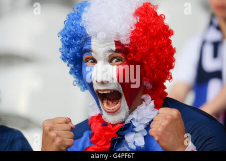 Lille, Frankreich. 19. Juni 2016. Französisch, Zuschauer, Fans, Soccerfan, Kleidung, Zeichnungen, Maskerade, Feier, Frankreich - Schweiz 0-0-Gruppe A, Fußball europäischen Meisterschaften EURO am 19. Juni 2016 in Lille, Frankreich. Fussball, Nationalmannschaft, Frankreich, Schweiz Kredit: Peter Schatz / Alamy Live News Stockfoto