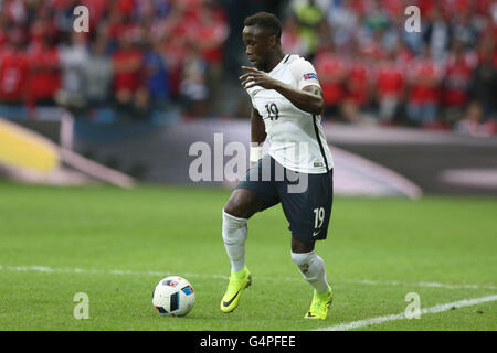 Lille, Frankreich. 19. Juni 2016. Bacary Sagna in Aktion während Fußballspiel der Euro 2016 in Frankreich zwischen der Schweiz und Frankreich im Stade Pierre Mauroy am 17. Juni 2016 in Lille. Bildnachweis: Marco Iacobucci/Alamy Live-Nachrichten Stockfoto