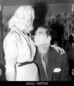 Victor Reifen/Diana Dors Stockfoto