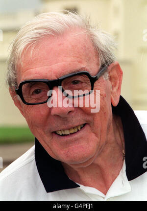 Schauspieler und Comedian Eric Sykes bei einem berühmten Golfereignis für die Wohltätigkeitsorganisation Sport Aiding Medical Research for Kids (SPARKS) im Stoke Pogers Golf Club. * 9/8/99 Schauspieler und Comedian Eric Sykes. Stockfoto