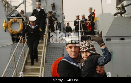 Der fähige Seemann will Owen wird von seinem Neffen George Owen, 7, begrüßt, als er HMS Bangor am HM Naval Base Clyde in Schottland aussteigt. Stockfoto