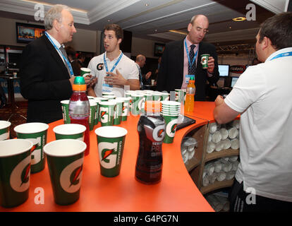 Delegierte in der Bar Gatorade am ersten Tag der Rugby Expo 2011 Stockfoto