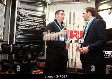 Rugby Expo 2011 - Erster Tag - Twickenham. Am ersten Tag der Rugby Expo 2011 wird ein Teilnehmer am York Fitness Stand angesprochen Stockfoto