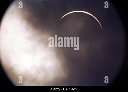 Ein Blick auf die Sonnenfinsternis über dem Himmel von Alderney auf den Kanalinseln. Stockfoto