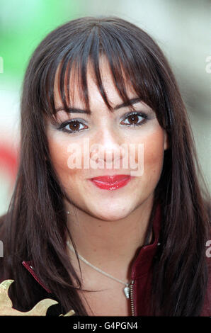 Die ehemalige Schauspielerin und Popsängerin aus Eastenders, Martine McCutcheon, schaltet einen Schalter ein, um Piccadilly während der Sonnenfinsternis in London zu beleuchten. Stockfoto