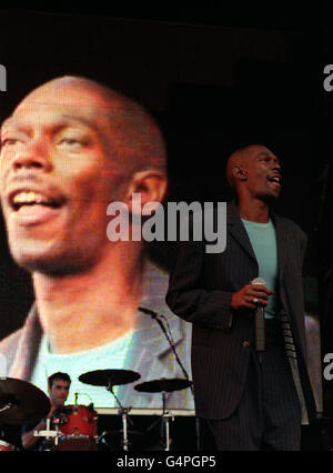 Maxi Jazz, Sänger der Popband Faithless, tritt beim Lynx Voodoo Eclipse Musikevent in Wareham, Dorset auf. Stockfoto