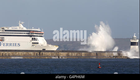 Holyhead Wellenbrecher auf hoher See, da sechs Menschen vermisst werden, nachdem das Schwanlandfrachtschiff in der Irischen See versank. Stockfoto