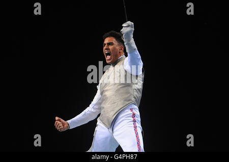 Der britische James Davis feiert den Sieg in der Vorrunde während der Fechtinternational-Einladung in der Excel Arena, London. Stockfoto