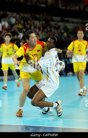 Angolas Marcelina Kiala und Chinas Shasha Wang kämpfen während des London Handball Cup und 2012 Testevents im Olympischen Park in London um den Ball. Stockfoto