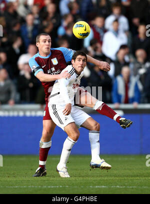 Danny Graham von Swansea City und Richard Dunne von Aston Villa (links) während des Spiels der Barclays Premier League im Liberty Stadium, Swansea. Stockfoto