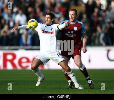 Fußball - Barclays Premier League - Swansea City / Aston Villa - Liberty Stadium. Danny Graham von Swansea City und Richard Dunne von Aston Villa (links) während des Spiels der Barclays Premier League im Liberty Stadium, Swansea. Stockfoto